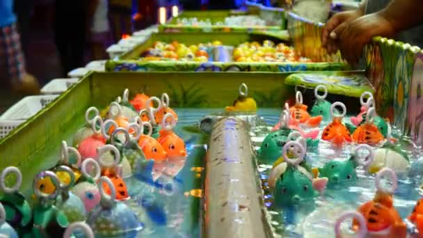 Patos de goma flotando en la mesa de juego — Vídeos de Stock