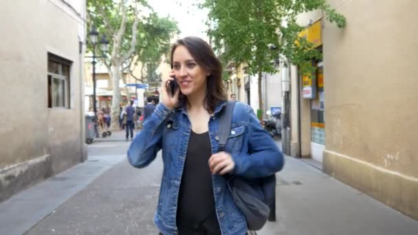 Nő beszél mobiltelefon — Stock videók
