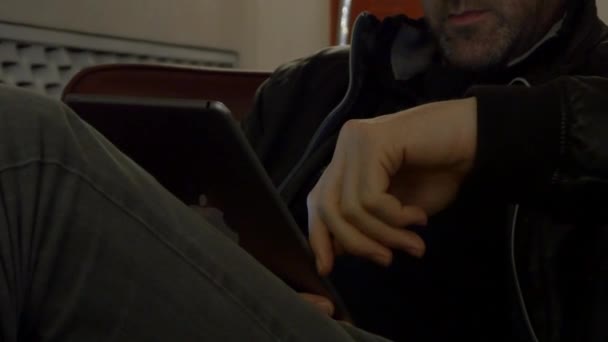 Uomo Utilizzando Tablet Ipad Aereo Scrittura Digitando Lavoro Lettura — Video Stock