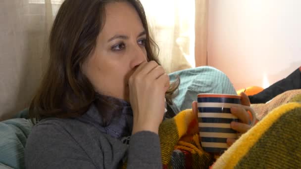 Больная женщина кашляет — стоковое видео