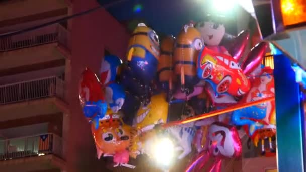 Воздушные шары на городской улице — стоковое видео