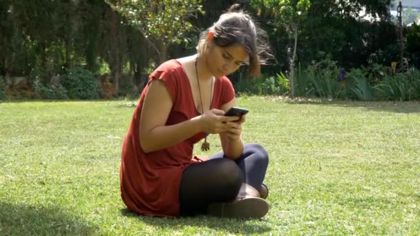 Mujer usando teléfono móvil — Vídeo de stock