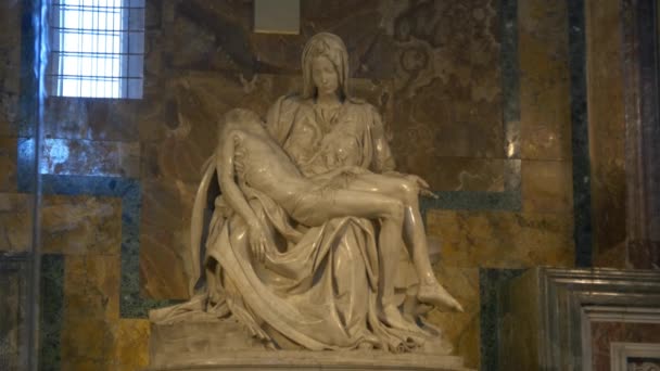 Pieta-Skulptur in der Peterbasilika, Rom — Stockvideo