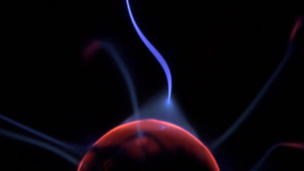 Illuminazione a sfera al plasma su sfondo nero — Video Stock