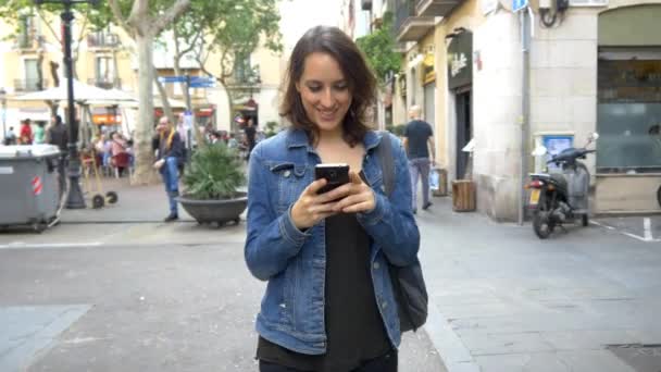 Kvinna sms på mobiltelefon — Stockvideo