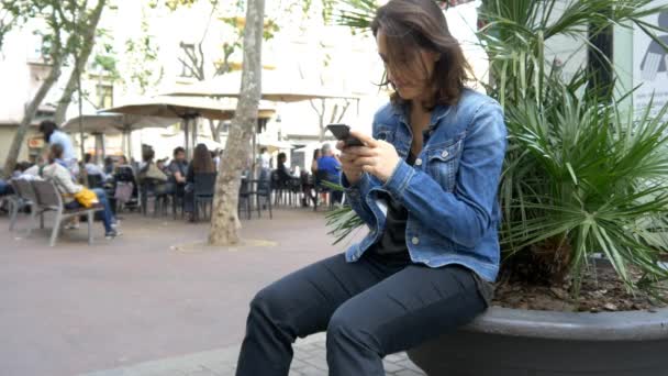 Γυναίκα γραπτών μηνυμάτων στο κινητό τηλέφωνο — Αρχείο Βίντεο