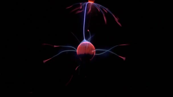 Plasma bal verlichting op zwarte achtergrond — Stockvideo