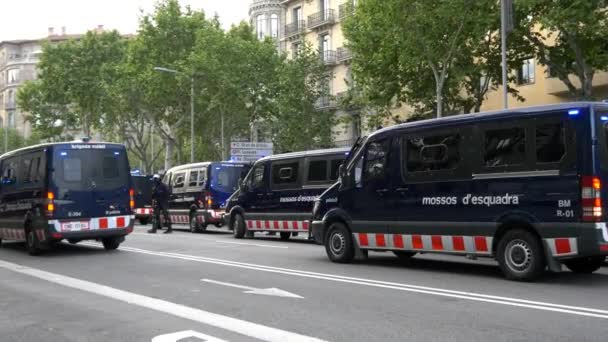Policía vigilando las calles de Barcelona — Vídeo de stock