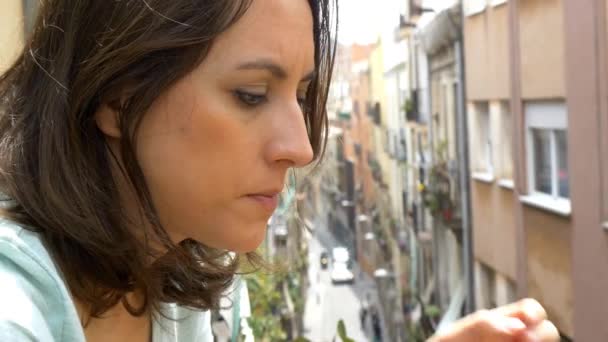 Woman drinking coffe — Stock Video