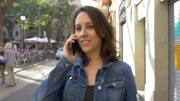 Mujer hablando por teléfono móvil — Vídeos de Stock