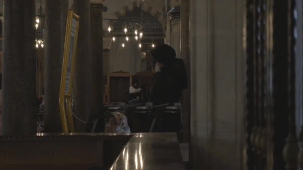 People praying in the blue mosque — Stock Video