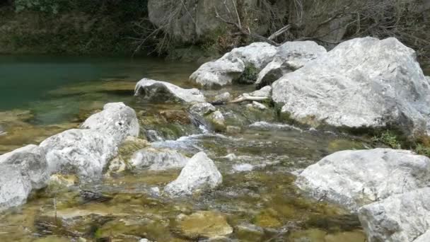 Bergfluss und Wasserfall — Stockvideo