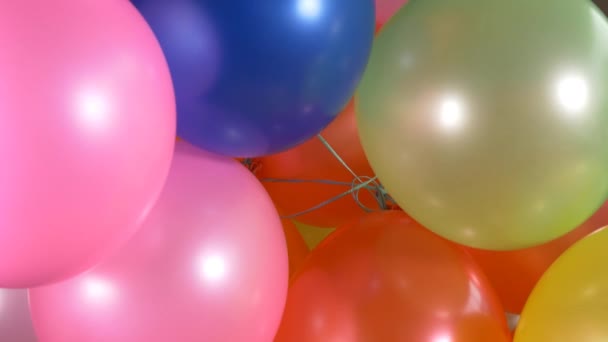 Joyeux anniversaire ballons colorés 