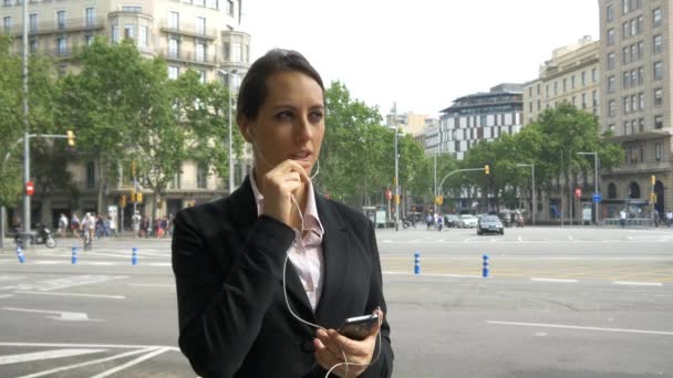 Podnikání žena mluvila na mobilní fón — Stock video