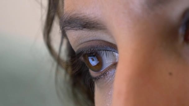 yeux de jeune femme séduisante 