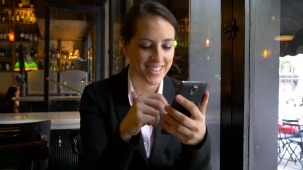 Zakelijke vrouw met behulp van mobiele telefoon — Stockvideo