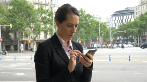 Mulher de negócios usando telefone móvel — Vídeo de Stock