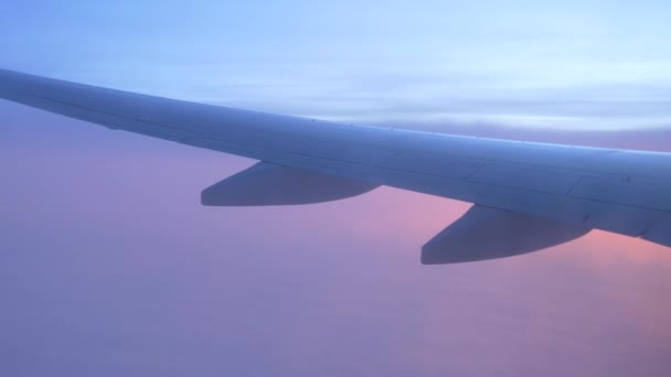 Крыло самолета с закатом и облаками — стоковое видео