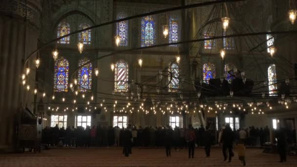 Mensen bidden in de blauwe moskee — Stockvideo