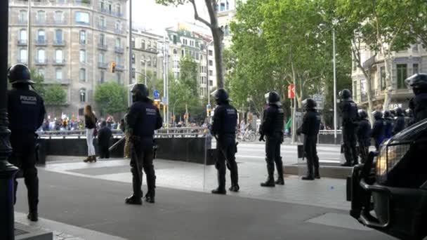Police watching the streets of Barcelona — Stock Video