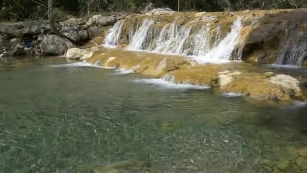 Rio de montanha e cachoeira — Vídeo de Stock