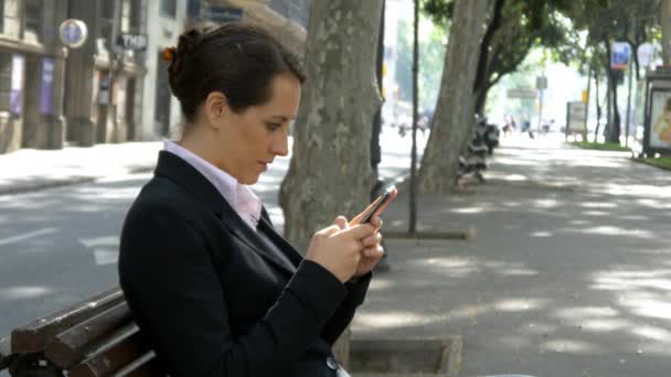 Business woman using mobile phone — Stock Video