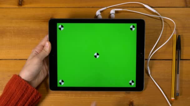 Mano donna facendo gesti su tablet — Video Stock