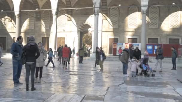 Gente en la Mezquita Azul en Estambul — Vídeo de stock