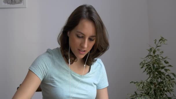 Mujer escuchando música — Vídeos de Stock