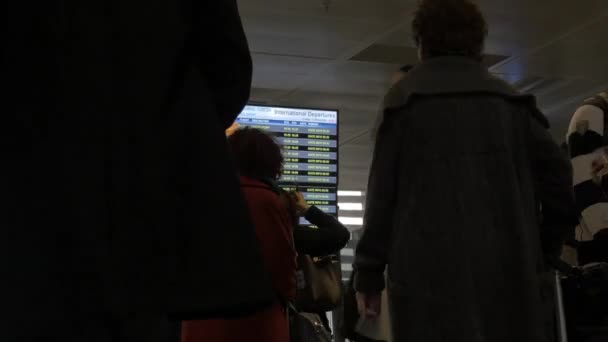 Passagiers op de internationale luchthaven van Istanbul — Stockvideo