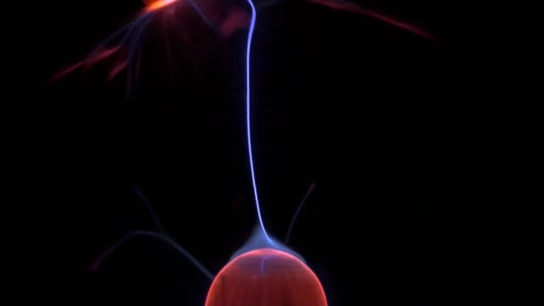 Illuminazione a sfera al plasma su sfondo nero — Video Stock