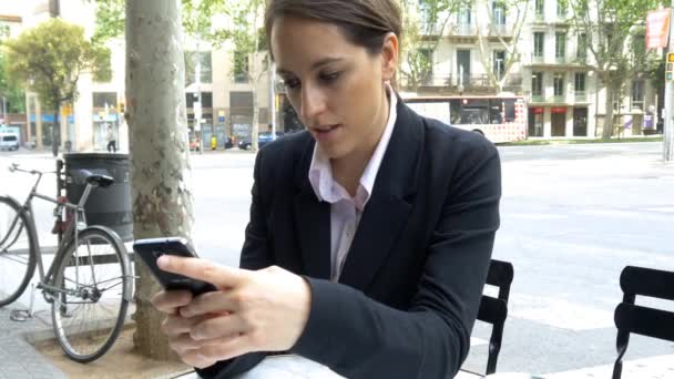 Mulher de negócios usando telefone móvel — Vídeo de Stock