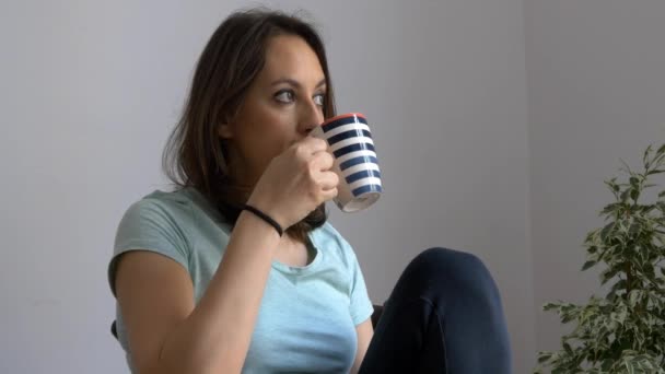Женщина пьет кофе — стоковое видео