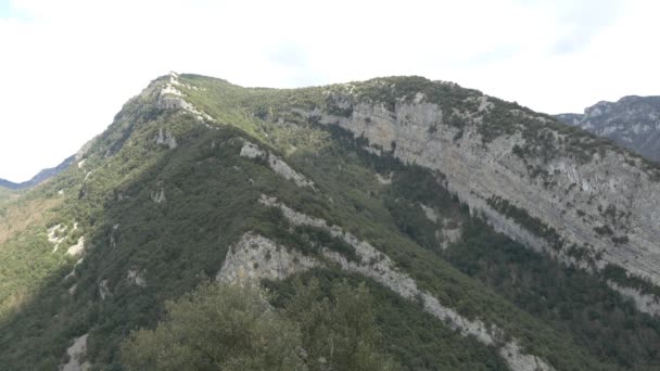 Paisaje de montaña con valle verde — Vídeos de Stock