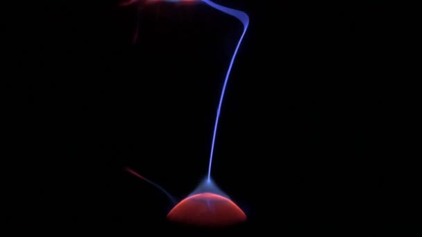 éclairage boule plasma sur fond noir 