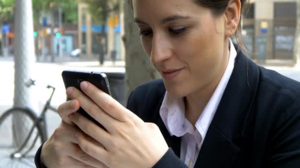 Affärskvinna med mobiltelefon — Stockvideo