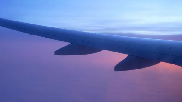 Křídlo letadla s západem slunce a mraky — Stock video