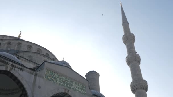 Mezquita azul con minarete en Estambul — Vídeo de stock