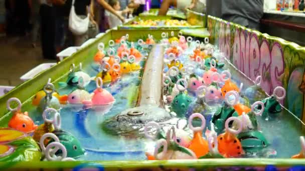 Gumowe kaczki pływające w stole — Wideo stockowe