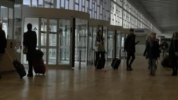 Passagiers op de internationale luchthaven van Istanbul — Stockvideo