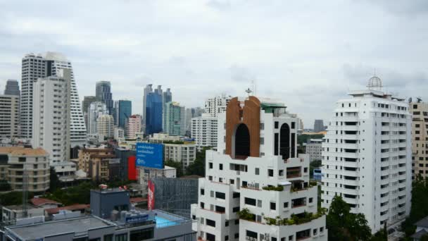 City Skyline kanssa pilvenpiirtäjiä Bangkokissa — kuvapankkivideo