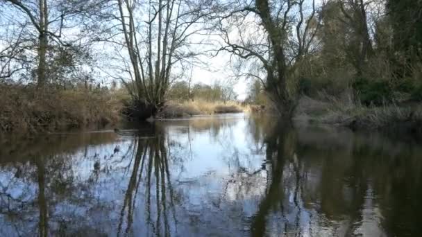 Rivierafdaling op boot over kalm water — Stockvideo