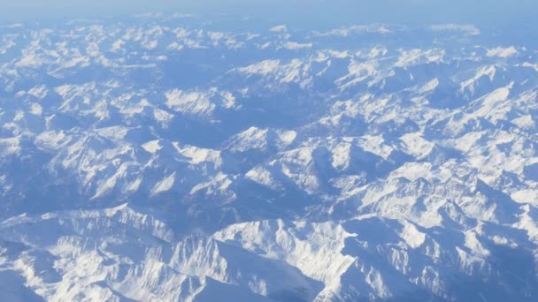 Schneebedeckte Berge bei Sonnenaufgang — Stockvideo