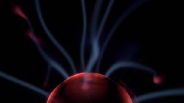 Illuminazione a sfera al plasma su sfondo nero — Video Stock