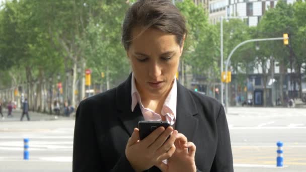 Mulher de negócios usando telefone móvel — Vídeo de Stock