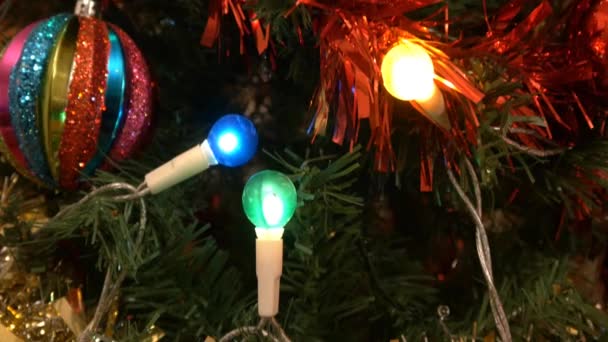 Χριστουγεννιάτικο δέντρο και μπάλες — Αρχείο Βίντεο