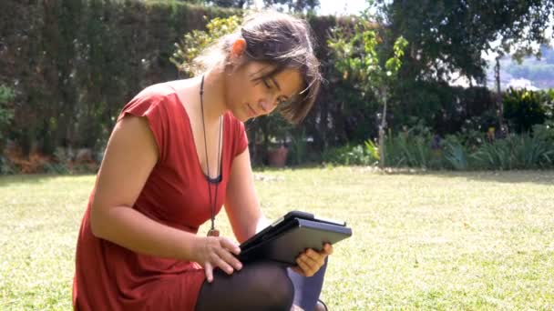 Femme utilisant une tablette numérique — Video