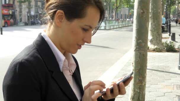 Mulher de negócios usando telefone móvel — Vídeo de Stock