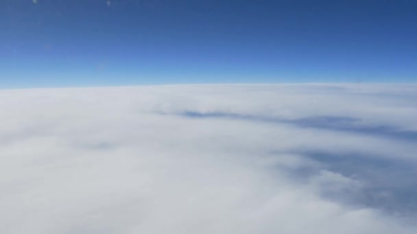 Hermosas nubes en el cielo azul — Vídeo de stock