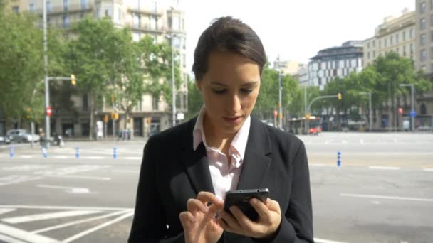 Business Woman korzystająca z telefonu komórkowego — Wideo stockowe